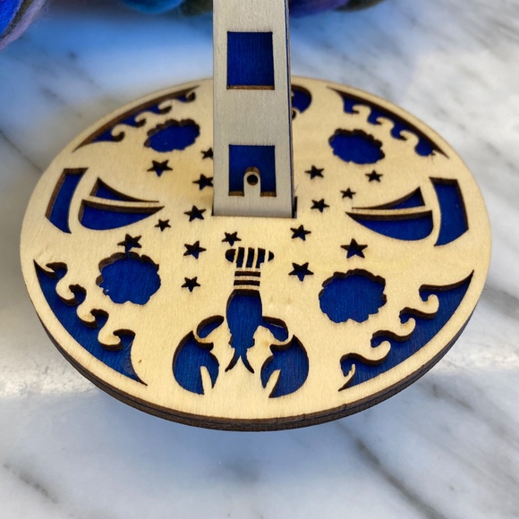 Wrist Yarn Holder: Lobster Sea Ocean Design Wood Crochet Knitting Carousel  Spin - Picture 2 of 4